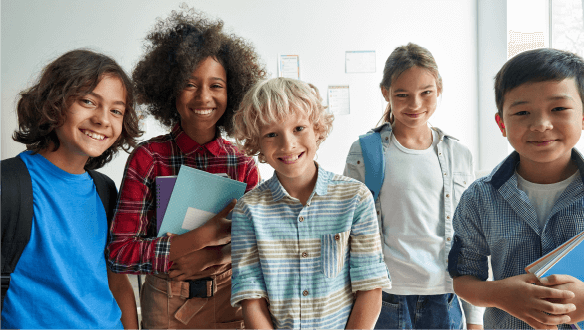 Placeholder de niños felices estudiando